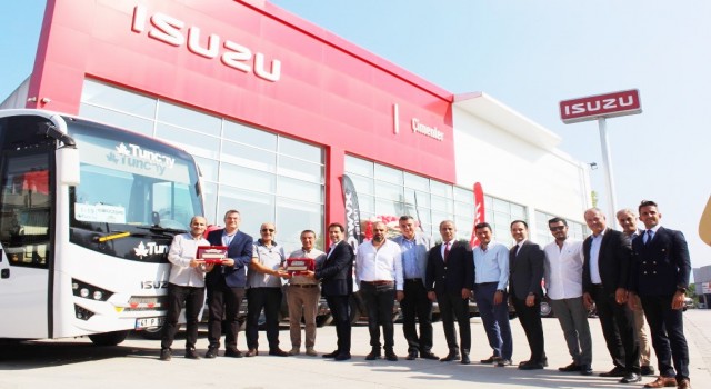 Anadolu Isuzu Kocaeli Yetkili SatıcısıFNC Otomotiv’den Tuncay Seyahat’e 75 adet Isuzu D-Max Pick-up ve Novo Lux midibüs teslimatı