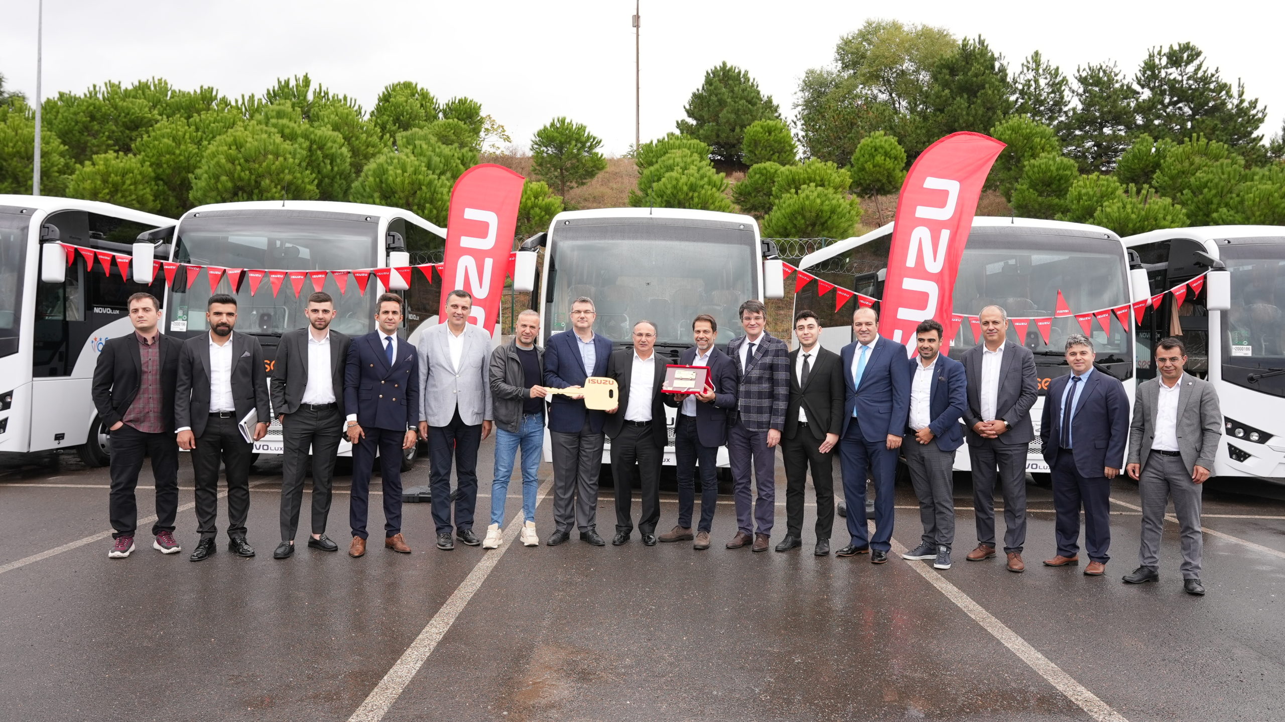 Anadolu Isuzu Yetkili Satıcısı Enke Otomotiv’den Ofses Turizm’e 15 adet Novo Lüx midibüs teslimatı